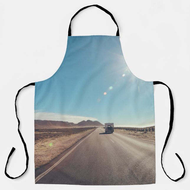 Auto auf schwarzer Asphaltstraße Schürze (Vorderseite)
