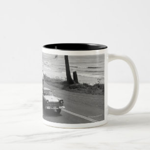 Auto, das Anhänger zieht Zweifarbige Tasse