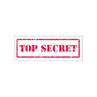 Individu extrêmement secret encrant le tampon en