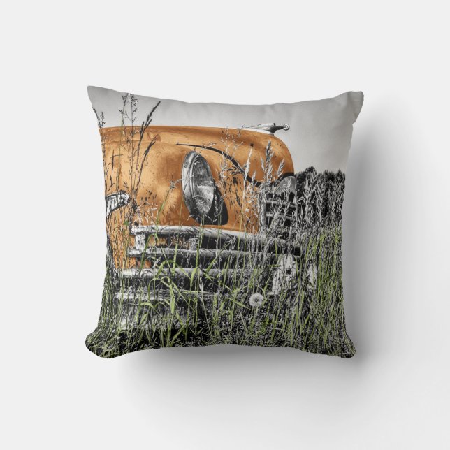 Auto inmitten des Unkrauts Kissen (Vorderseite)