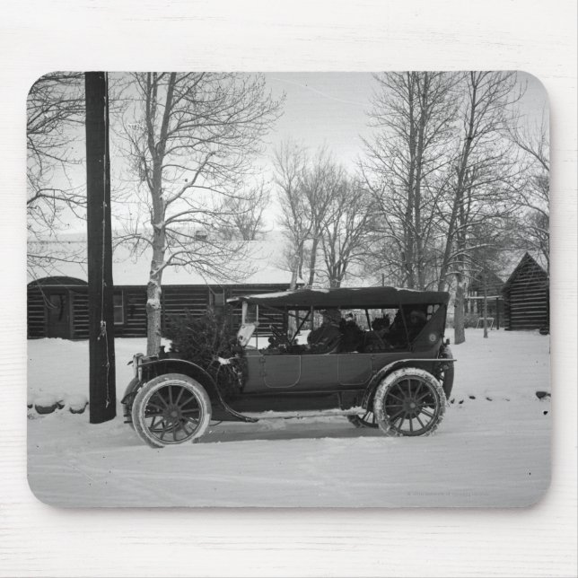 Auto mit dem Weihnachtsbaum gebunden auf der Haube Mousepad (Vorne)