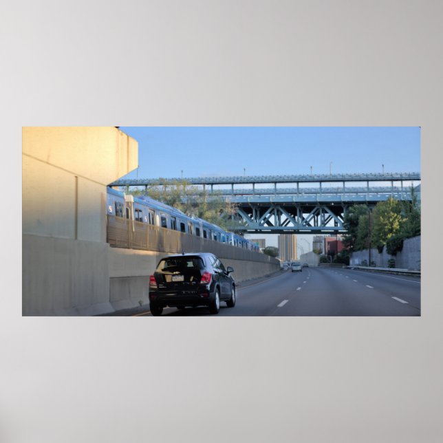 Auto und Zug auf dem Highway Poster (Vorne)