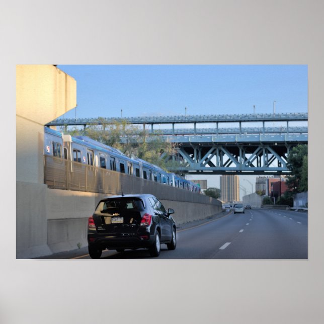 Auto und Zug auf dem Highway Poster (Vorne)