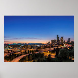 Autobahn I-5 und Innenstadt Seattle bei Dämmerung Poster