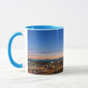 Autobahn I-5 und Innenstadt Seattle bei Dämmerung Tasse