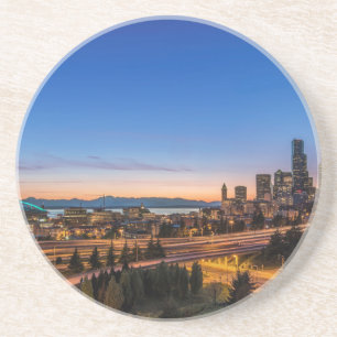 Autobahn I-5 und Innenstadt Seattle bei Dämmerung Untersetzer