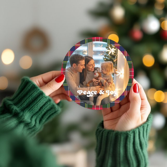 Autocollant de Noël personnalisé à carreaux Peace  (Peace & Joy Custom Plaid Christmas Photo Classic Round Sticker)