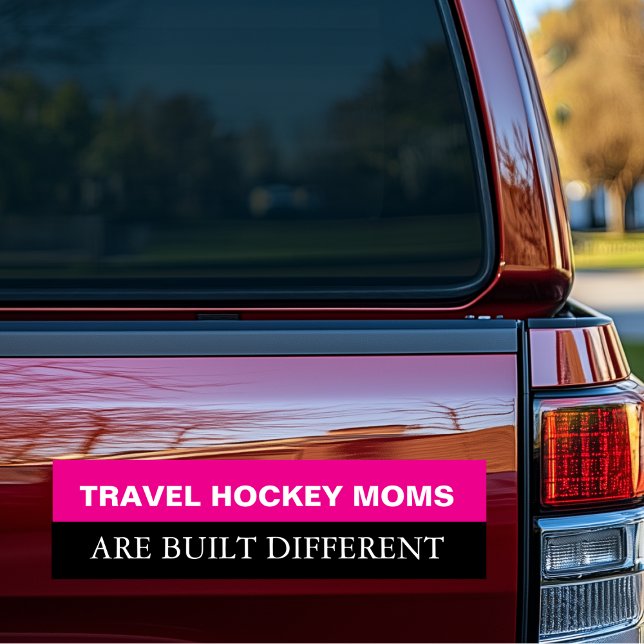 Autocollant De Voiture Les mamans de hockey de voyage sont construites di (Travel Hockey Moms are Built Different Bumper Sticker)
