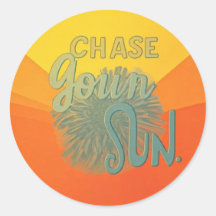 Autocollant rond classique conçu "Chase Your Sun"