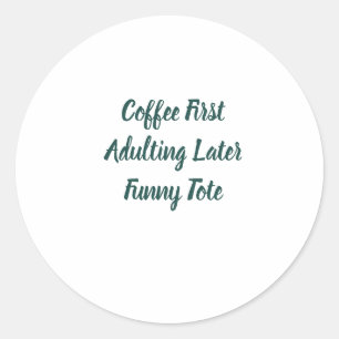 Autocollant Rond Drôle Coffee First Adulting Later