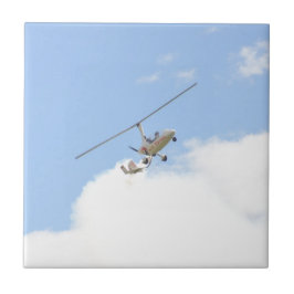 Autogiro im Flug Fliese