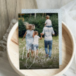 Autograph | Frohe Weihnachten Vertikales Foto Folien Feiertagskarte<br><div class="desc">Versenden Sie Ihre Urlaubstage mit unseren eleganten Fotokarten an Freunde und Familie im schicken Stil. Design zeigt Ihr liebstes vertikal oder portrait orientiertes Foto mit "Frohe Weihnachten" überlagert in glänzenden goldfolienhandschrift. Personalisieren Sie Ihre Daten mit Ihrem Familiennamen und dem Jahr in der unteren rechten Ecke.</div>