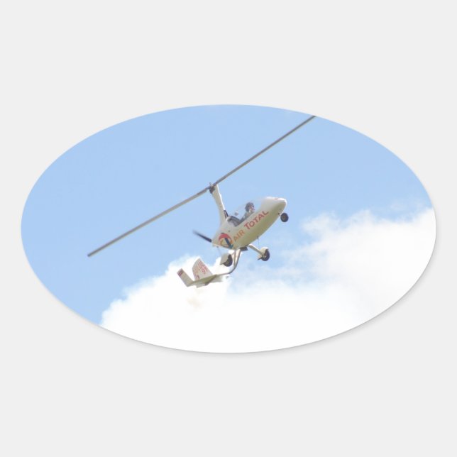 Autogyro im Flug Ovaler Aufkleber (Vorderseite)