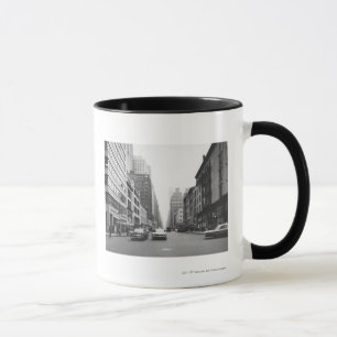 Autos, die auf Stadtstraße B&W fahren Tasse