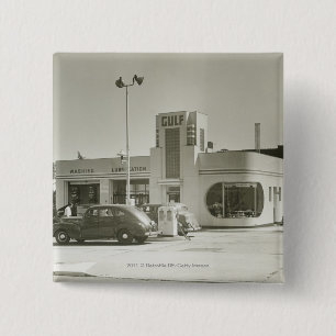 Autos geparkt an der Tankstelle Button