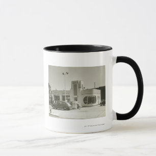 Autos geparkt an der Tankstelle Tasse