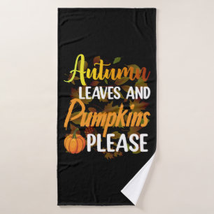 Autumn leaves and pumpkins please funny halloween badehandtuch