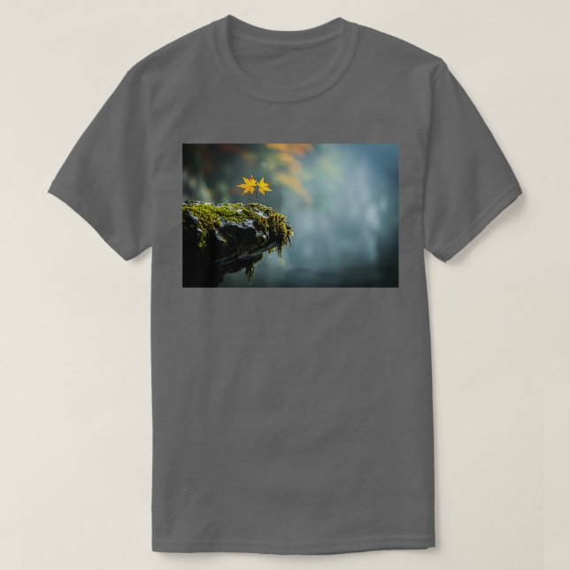 Autumn Leaves on Mossy Rock Cliff Edge Copy T-Shirt (Design vorne)