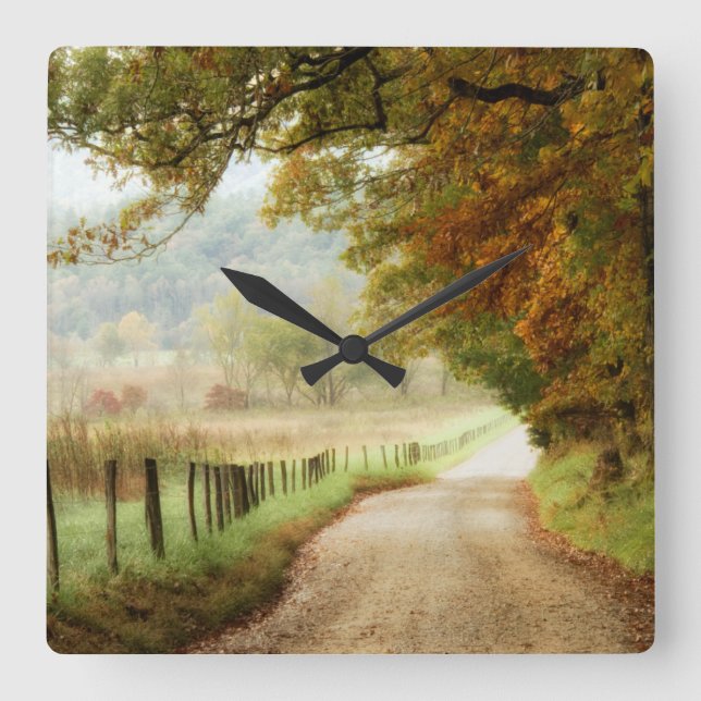 Autumn on a Country Road Quadratische Wanduhr (Vorderseite)