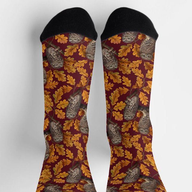 Autumn owls on dark red socken (Oben)
