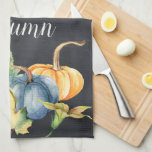 Autumn Pumpkin Watercolor Rustikale Chalkboard Geschirrtuch<br><div class="desc">Schöne Aquarellkürbis in Blau-,  Grün-,  Orange- und Weißtönen sind auf diesem saisonalen Küchentuch zu sehen. Sie können das Wort Herbst,  das auf beiden Seiten der Küche Handtuch. Freuen Sie sich auf das Kürbisshandtuch in Aquarellkürbisfarbe für Herbst und Erntedank.</div>