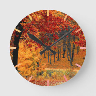 Autumn Road Runde Wanduhr