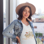 Autumn Woodland Pumpkin | Mama zu sein T-Shirt<br><div class="desc">Dieses Mama zum Shirt bietet niedliche Herbstwaldtiere mit Kürbissen und einen niedlichen handgeschriebenen Schriftart. Dieses Shirt ist perfekt, um zu verkünden, dass du als Geschenk für die beste Mutter deines Lebens erwartest oder schenke. Gemütliche Herbstlandschaften mit trockenen Blätter, leckeren Kürbissen, Feenpilzen und niedlichen Waldfiguren. Farbschattige und sanfte Illustrationen machen diese...</div>