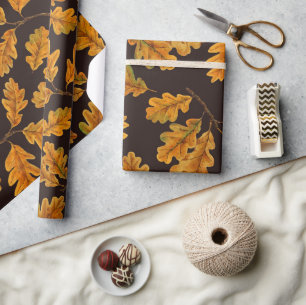 Autumnal Eicheneiche Blätter auf dunkelbraun Geschenkpapier