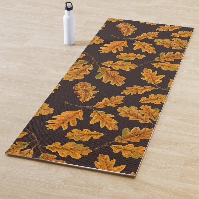 Autumnal Eicheneiche Blätter auf dunkelbraun Yogamatte (Beispiel)