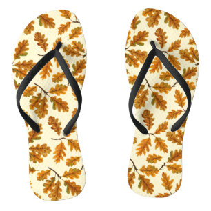 Autumnal-Eicheneiche-Blätter auf weiß Flip Flops