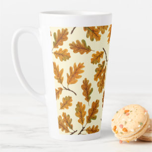 Autumnal-Eicheneiche-Blätter auf weiß Milchtasse
