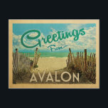 Avalon Beach Vintage Travel Postkarte<br><div class="desc">Diese Grüße von Avalon Vintage Postkarte Design verfügt über einen Sandstrand mit einem schönen türkisfarbenen Ozean Wasser und über dem Meer,  einen blauen Himmel mit billigen weißen Wolken. Im Vintage Reisen Stil.</div>