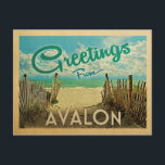 Avalon Beach Vintage Travel Postkarte<br><div class="desc">Diese Grüße von Avalon Vintage Postkarte Design verfügt über einen Sandstrand mit einem schönen türkisfarbenen Ozean Wasser und über dem Meer,  einen blauen Himmel mit billigen weißen Wolken. Im Vintage Reisen Stil.</div>