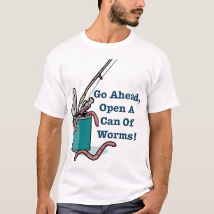 Avancez, ouvrez une boîte du T-shirt des hommes de