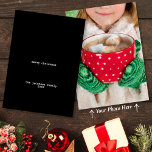 Avant-Garde Black Minimalistisch Frohe Weihnachtsf Feiertagskarte<br><div class="desc">Diese Karte bringt den Minimalismus ins Extrem. Der schwarze Hintergrund mit 14-Punkte-Schriftart im unteren Courier (altmodische Schreibmaschine) in der Mitte,  der "fröhliche Weihnachten" ausdrückt. Unter dem Gruß ist Platz für Ihre Unterschrift (Familienname) und das Jahr. Auf der Rückseite befindet sich das eigene Foto. Einfach,  minimal und bis zum Punkt!</div>