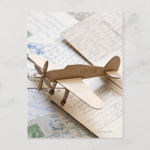 Avion de carton sur cartes postales