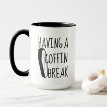 Avoir une tasse de café de coupure de cercueil