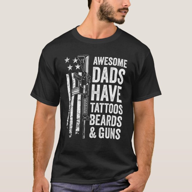 Awesome Dads Have Tattoos Beards & Guns Fathers Da T-Shirt (Vorderseite)