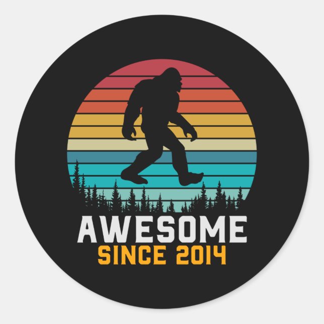 Awesome since 2014 | Birthday Bigfoot Retro Runder Aufkleber (Vorderseite)