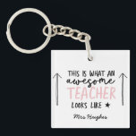 Awesome teacher modern typography pink gift schlüsselanhänger<br><div class="desc">So sieht ein phantastischer Lehrer aus. Phantastischer Lehrer modernes Typografie-Geschenk. Mit handgeschriebenem modernen lustigen Skript,  und Platz für ihren Namen und den Namen Ihres Kindes. Das perfekte Jahresende,  Weihnachten oder Urlaubsgeschenk für Ihren Lieblingslehrer.</div>