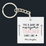 Awesome teacher modern typography pink gift schlüsselanhänger<br><div class="desc">So sieht ein phantastischer Lehrer aus. Phantastischer Lehrer modernes Typografie-Geschenk. Mit handgeschriebenem modernen lustigen Skript,  und Platz für ihren Namen und den Namen Ihres Kindes. Das perfekte Jahresende,  Weihnachten oder Urlaubsgeschenk für Ihren Lieblingslehrer.</div>