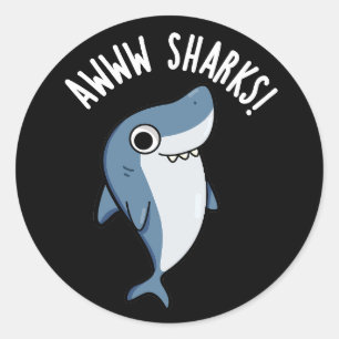 Awww Sharks Funny Animal Pun Dark BG Runder Aufkleber