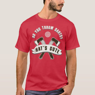 Ax wirbeln, sodass man Darts wirft, die Niedliche T-Shirt