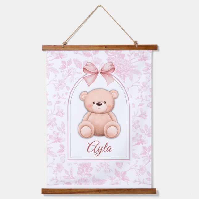 Ayla | Benutzerdefiniertes rosa Teddy-Bär-Kinderzi Wandteppich Mit Holzrahmen (Vorderseite)