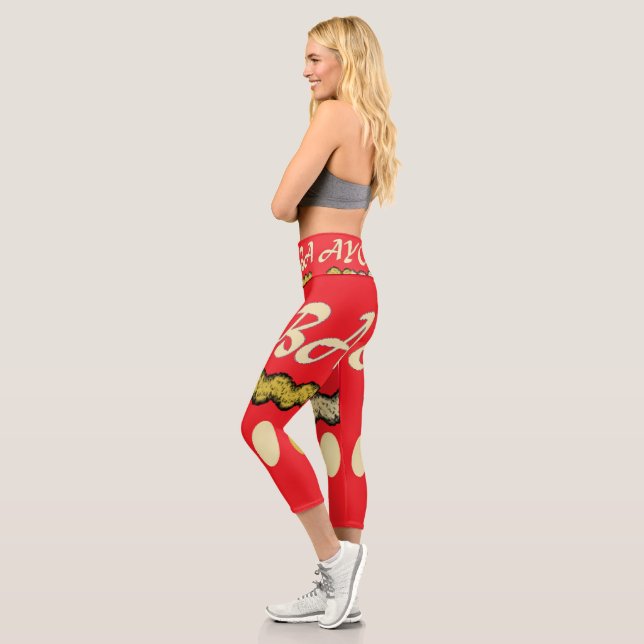 Ayoba afrikanisches Design hell rot und Senf Capri Leggings (Links)