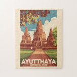 Ayutthaya Historischer Park Illustration Reisen Ku<br><div class="desc">Ayutthaya Retro Vektor Reise Design. Die Ruinen der Altstadt bilden heute den Ayutthaya Historical Park,  eine archäologische Stätte,  die Paläste,  buddhistische Tempel,  Klöster und Statuen enthält.</div>