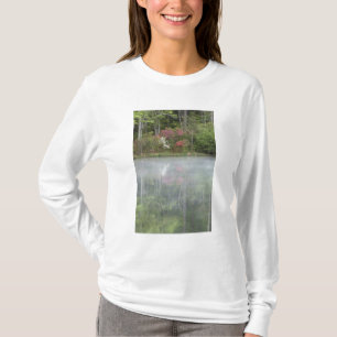Azaleen spiegeln sich in einem Teich während des f T-Shirt
