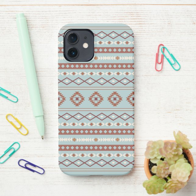 Aztec Mixed Motif Muster Rusts Cream Blue iPhone 12 Hülle (Auf dem Schreibtisch)