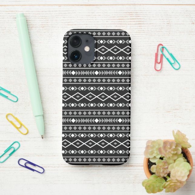 Aztec Shapes Pattern Grau Schwarz iPhone 12 Mini Hülle (Auf dem Schreibtisch)