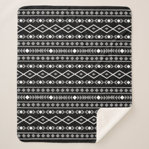 Aztec Shapes Pattern Grau Schwarz Sherpadecke